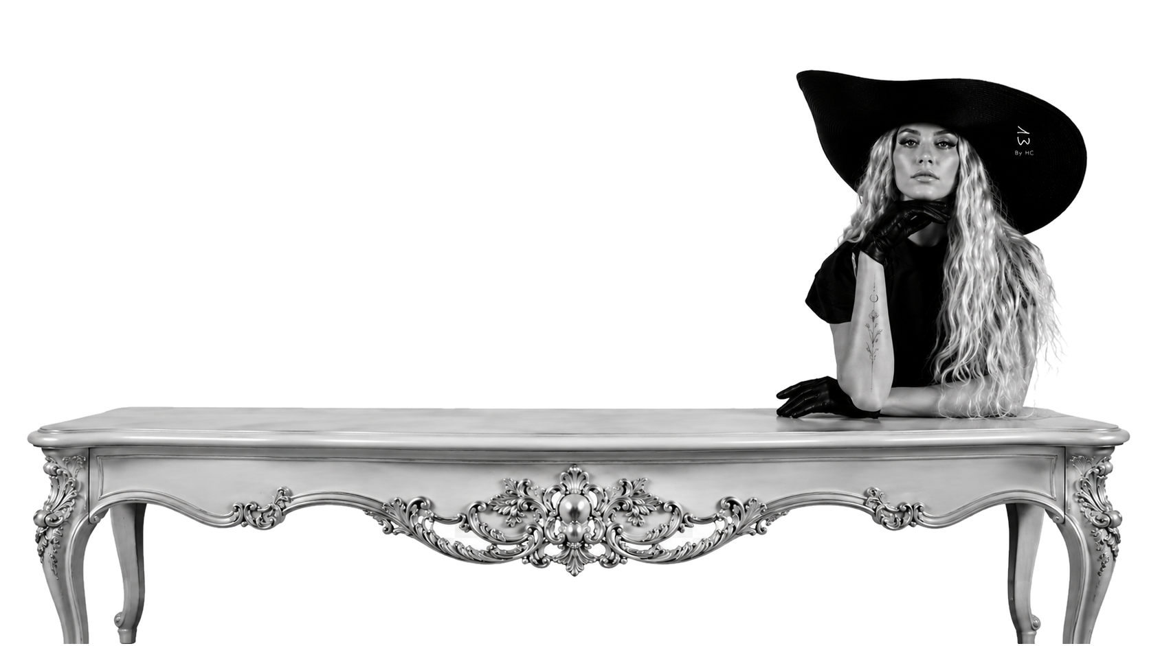 Femme au chapeau appuyée sur une console — 13 By HC